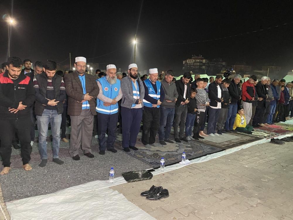 Deprem bölgesi Adıyaman´da buruk Kadir Gecesi