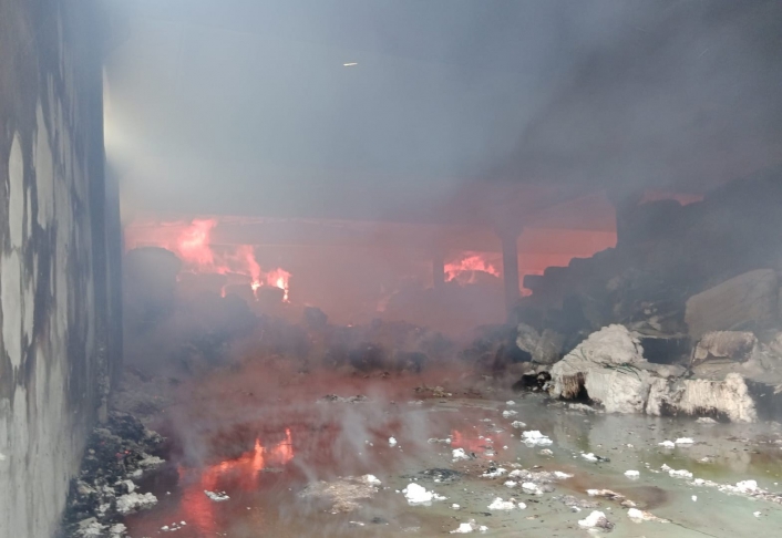 Deprem bölgesinde fabrika yangını
