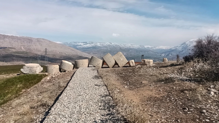 Deprem, tonlarca ağırlıktaki `tokalaşma´ sütunlarını yıktı
