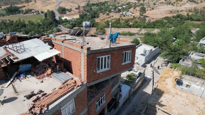 Depremde ara katı yıkılan ve ekseni kayan bina korkutuyor

