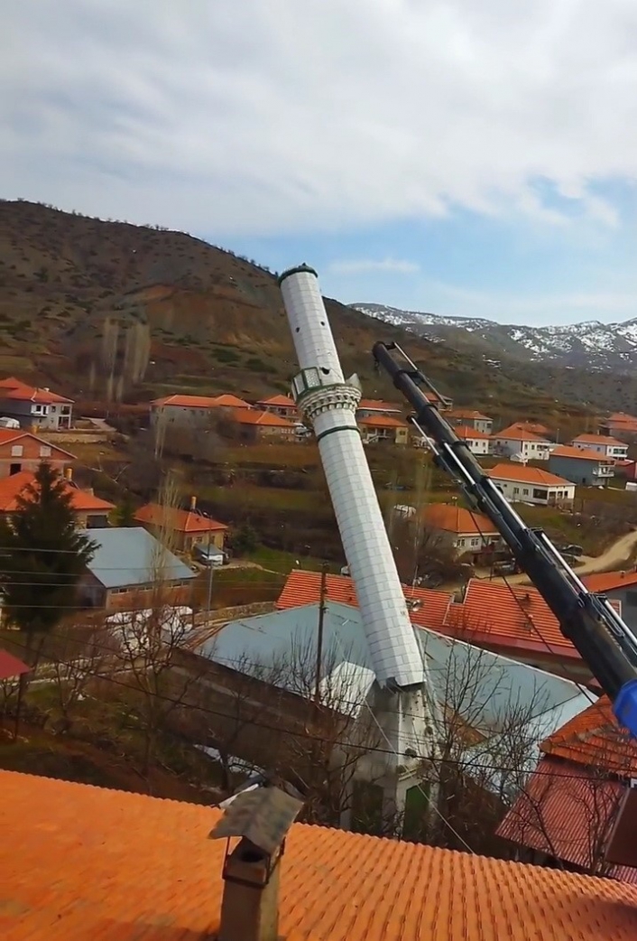 Depremde hasar alan cami minaresi yıkıldı
