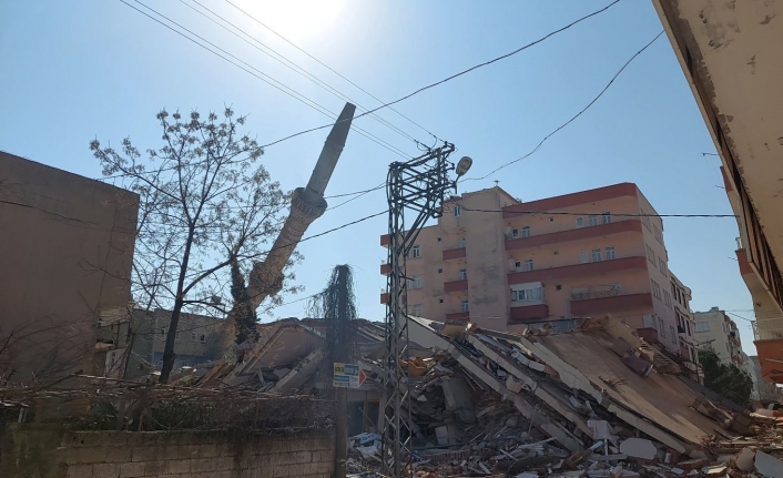 Depremde hasar gören caminin minaresi kontrollü şekilde yıkıldı