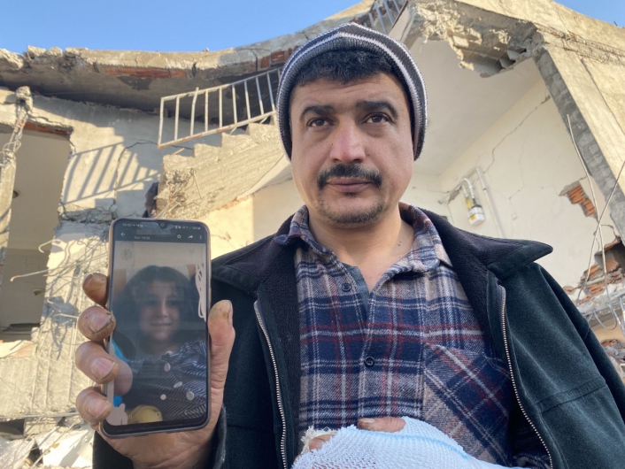 Depremde kaybolan kızını arıyor
