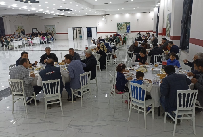 Depremde ölen öğretmenleri için iftar programı düzenlediler
