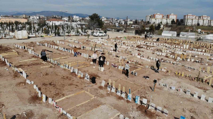 Depremin 14´üncü gününde mezarlıkta dinmeyen acı