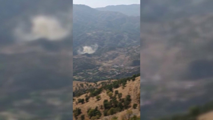Depremin ardından Gerger'in dağlık alanında toz bulutu oluştu 