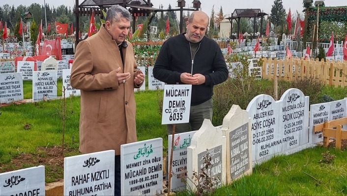 Depremin ilk gününden beri kayıp eşi ve oğlunu arıyor
