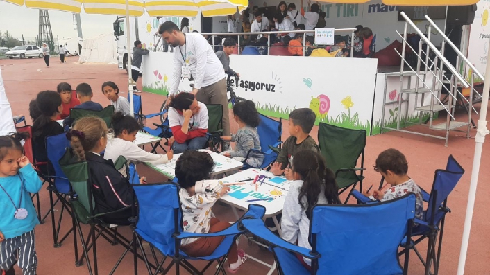 Depremzede çocukların yüzleri etkinliklerle güldü
