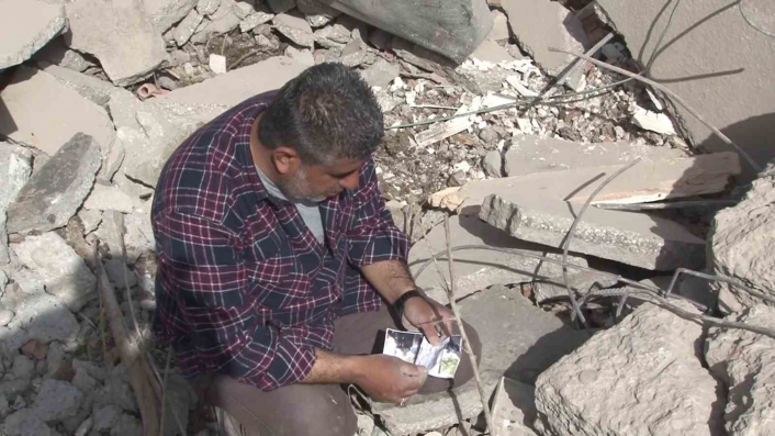 Depremzede gazeteci enkaz altında anılarını arıyor
