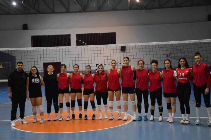 Depremzede kadın sporcular, voleybolda başarılara imza atıyor
