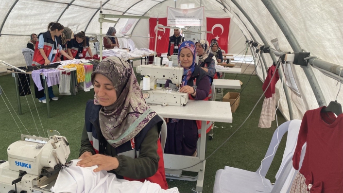 Depremzedeler için çadırlarda üretim yapıyorlar
