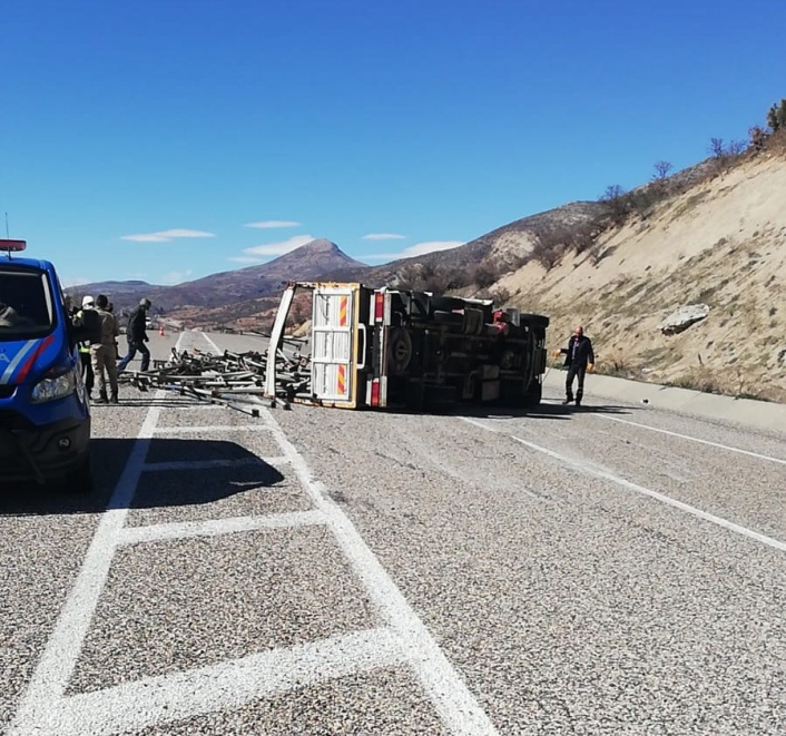 Devrilen kamyon Adıyaman-Gölbaşı yolunu trafiğe kapattı
