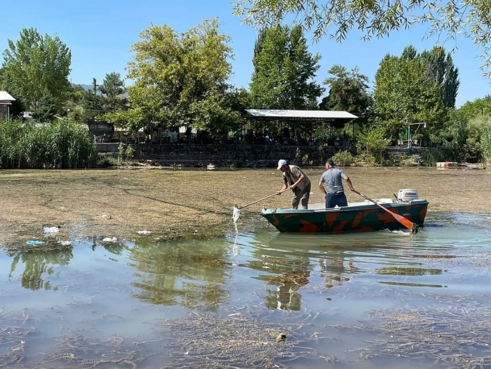 Doğa koruma ekipleri çöpleri temizliyor

