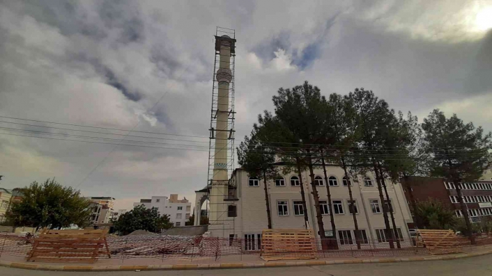 Adıyaman'da Eğri yapılan iki minare yıkılıyor