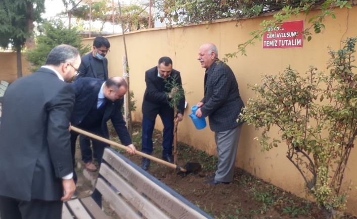 Engelliler adına cami bahçelerinde fidan dikildi
