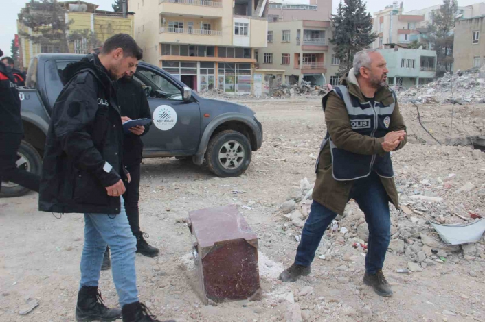 Enkazdan çıkan değerli eşyalar emniyete götürülüyor