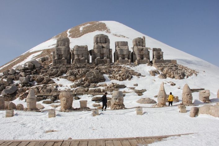 Esaretten kurtulan Nemrut Dağı ilk turistleri ağırladı

