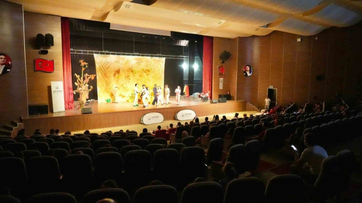 Eşit masallar tiyatro oyunu büyük ilgi gördü