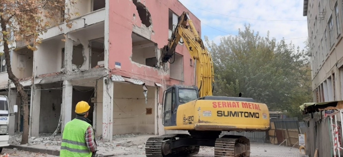 Eski belediye binasının yıkımına başlanıldı

