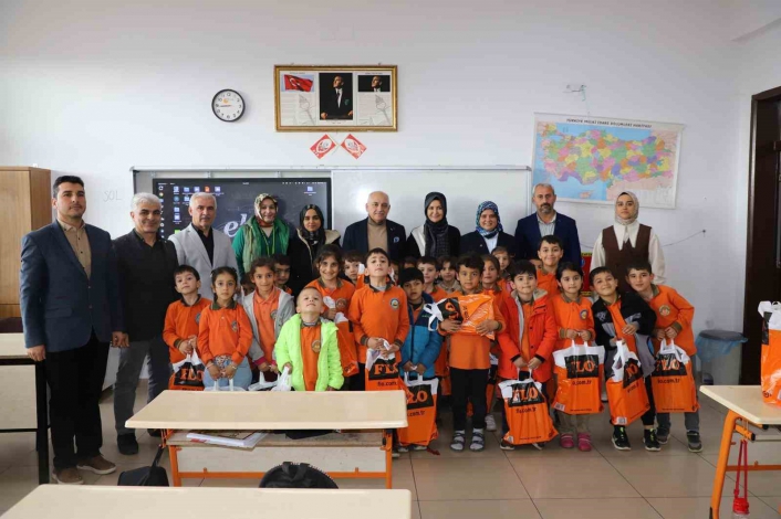 Eski TFF Başkanı Büyükekşiden depremzedelere destek
