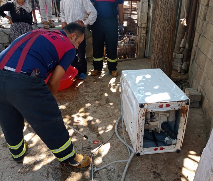 Adıyaman’da Eve giren yılanı itfaiye çıkarttı