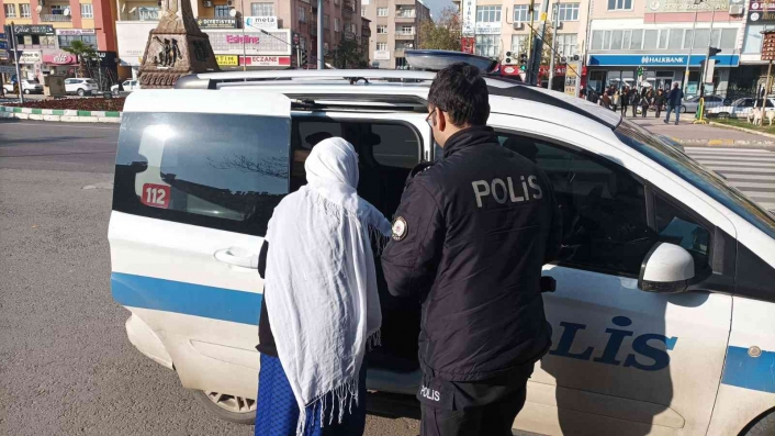 Endişe ile sağ’a sol’a koşuşturan kadına polis ekipleri yetişti