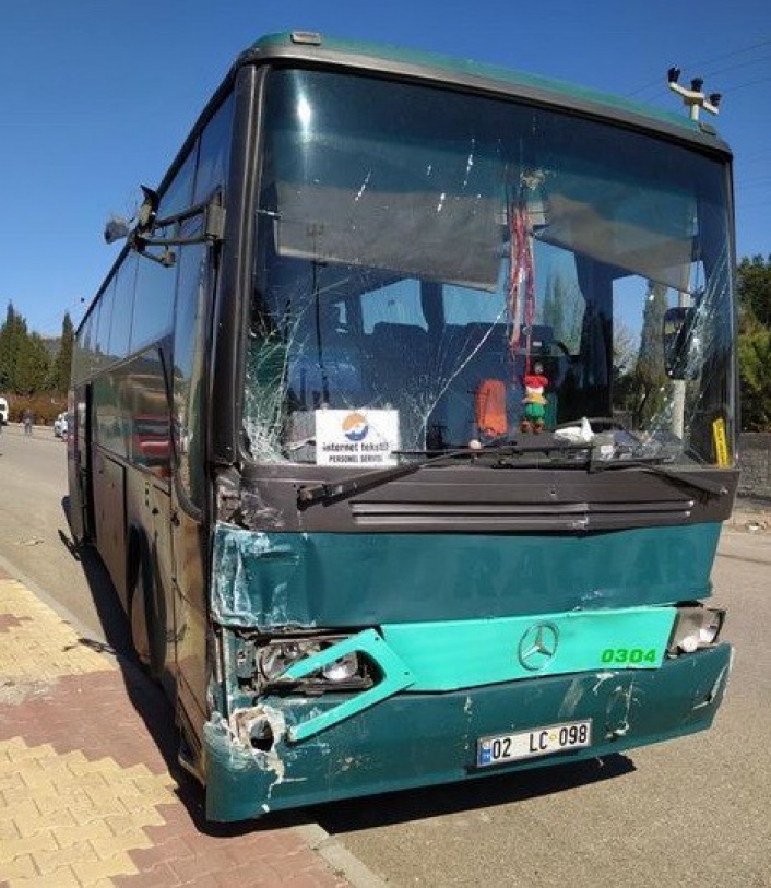 Freni boşalan otobüs seyir halindeki kamyonete çarptı: 1 yaralı
