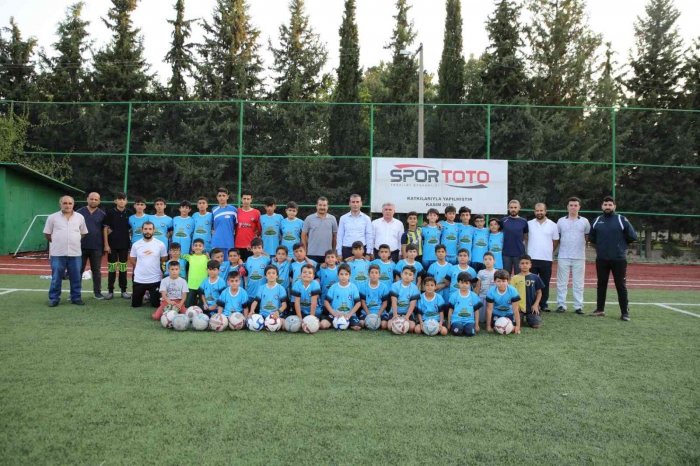 Geleceğin futbolcuları spor okullarında yetişiyor
