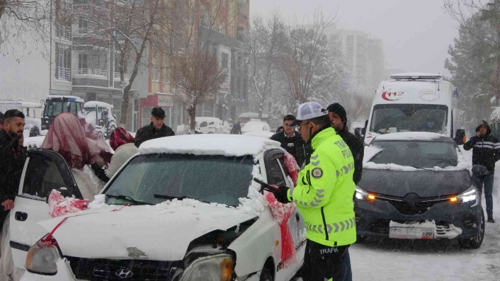 Gelin arabası karlı yolda kaza yaptı: 1 yaralı
