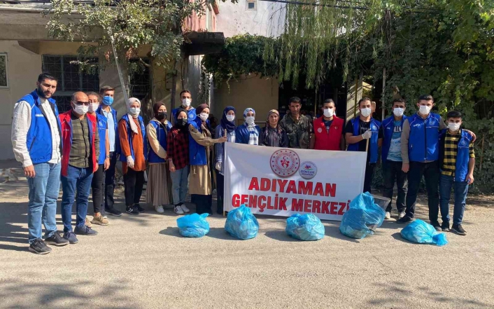 Gençler köyde temizlik yaptı