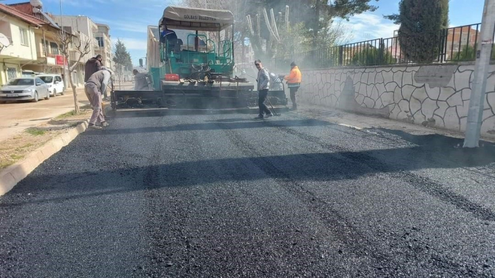 Gölbaşı Belediyesi Gazi Caddesini asfaltlıyor
