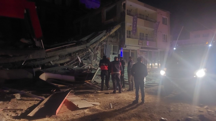 Depremde ağır hasar alan 4 katlı bina çöktü