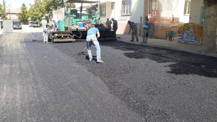 Gölbaşı ilçesinde sıcak asfalt çalışmaları devam ediyor
