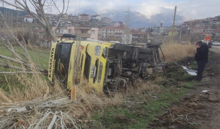 Adıyaman’da hurda yüklü tır devrildi