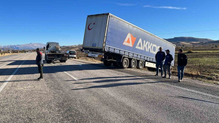 Gölbaşı´nda tır yoldan çıktı: 1 yaralı
