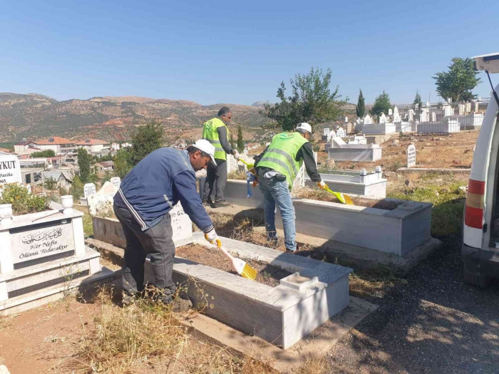 Gölbaşı´ndaki mezarlıkta bayram hazırlığı
