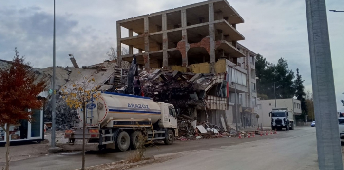 Gölbaşında ağır hasarlı binaların yıkımı sürüyor
