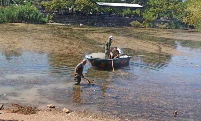 Gölbaşında göl yüzeyinde temizlik yapıyor

