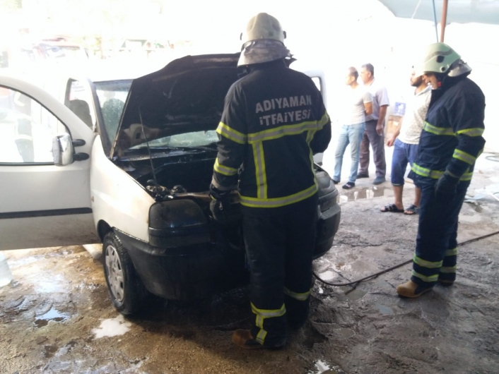 Adıyaman'da Hafif ticari araç alev alev yandı