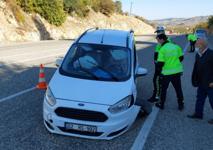 Adıyaman'da Hafif ticari araç duvara çarptı