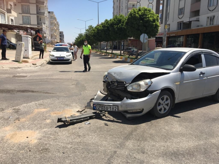 Hafif ticari araç ile otomobil çarpıştı: 2 yaralı