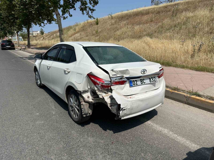 Hafif ticari araç ile otomobil çarpıştı
