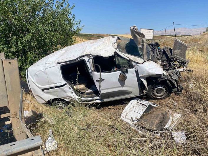 Hafif ticari araç şarampole yuvarlandı: 1 ağır yaralı
