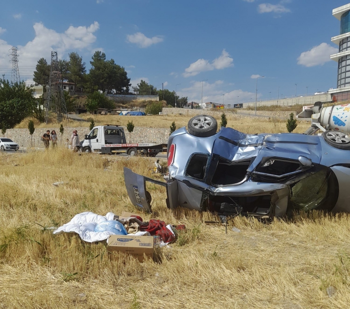 Hafif ticari araç taklalar attı: 2 yaralı
