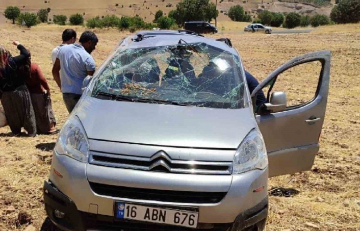 Hafif ticari araç tarlaya uçtu: 2 yaralı
