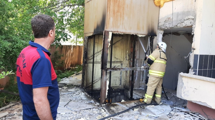 Hasarlı binadan asansörü sökerken yangın çıktı
