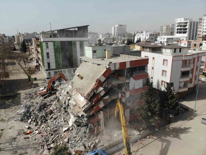 Adıyaman’da Hasarlı binalar bir bir yıkılıyor