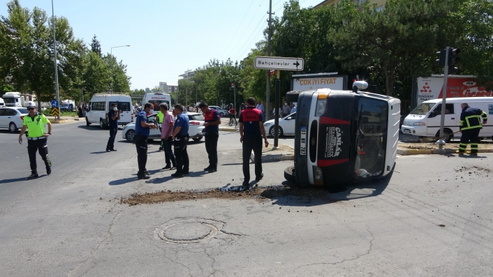 Adıyaman'da Hasta taşıyan ambulans ile minibüs çarpıştı