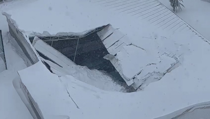 Kar’ın ağırlığına dayanamayan havuz çatısı çöktü