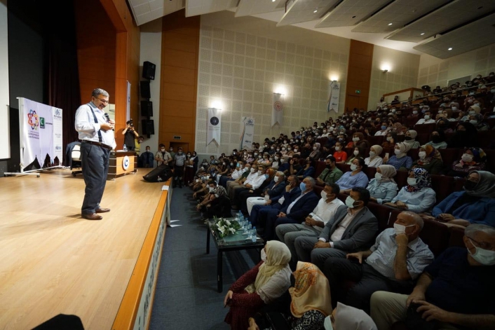 Hayati İnanç´tan `Nesl-i Şahane´ konferansı